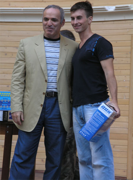Garry Kasparov presenting Igor Smirnov the Kasparov Cup prize