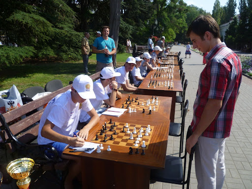 Igor Smirnov playing a simul against young chess players
